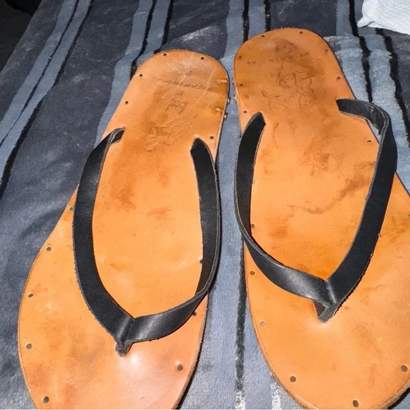 Beek Seabird Handmade Brown Leather Flip Flops with Black Straps - Picture 2 of 4